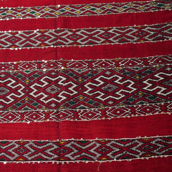 this Berber carpet represent the beautiful Tribal Style. Moroccan Rugs are popular to bring a bohemian touch. this rug was entirely Handknitted from Wool. almertine.com